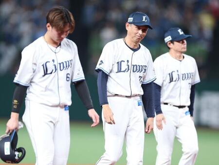 ＣＳファイナル進出ならず悔しそうにグラウンドを後にする西口監督（撮影・金田祐二）