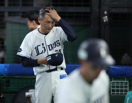 ＣＳファイナル進出ならず悔しそうにグラウンドを後にする西口監督（撮影・金田祐二）