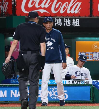 ８回、選手交代を告げる西口監督（撮影・中島達哉）