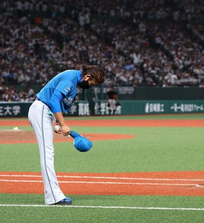 ライトスタンドの日本ハムファンに一礼する日本ハム・新庄剛志監督（撮影・中島達哉）