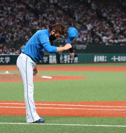 ライトスタンドの日本ハムファンに一礼する新庄監督（撮影・中島達哉）