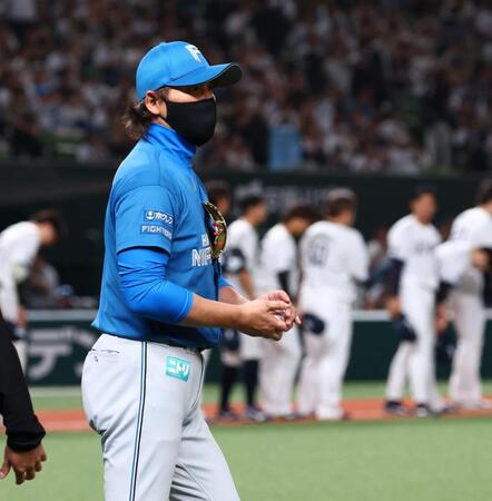勝利球を手にスタンドのファンにあいさつに向かう新庄監督（撮影・中島達哉）