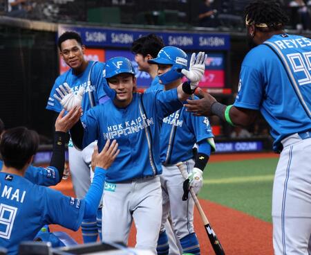 ７回、篠原の暴投で生還し、ナインに迎えられる水野（撮影・中島達哉）