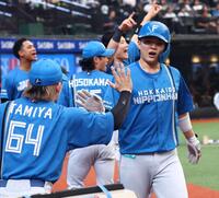 ２回、野村の先制打で生還し、ナインに迎えられる郡司（撮影・中島達哉）