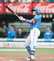 ４回、左越えソロを放つ万波（撮影・金田祐二）