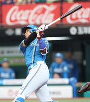 ４回、左越えソロを放つ万波（撮影・金田祐二）