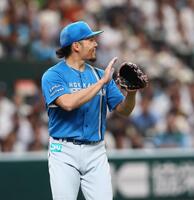 ４回、小島を併殺打に仕留め、笑顔を見せる伊藤（撮影・中島達哉）