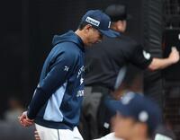 投手交代を告げうつむく西口監督（撮影・金田祐二）