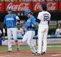 ７回、篠原（右）の暴投で生還した水野（撮影・中島達哉）