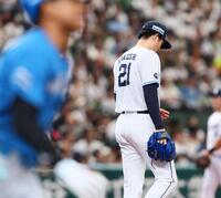 ４回、万波（左）にソロを浴びる武内（撮影・中島達哉）