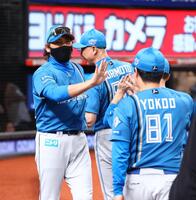 突破を決め、笑顔を見せる新庄監督（撮影・中島達哉）