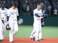 ＣＳファイナル進出ならず悔しそうにグラウンドを後にする西口監督（撮影・金田祐二）