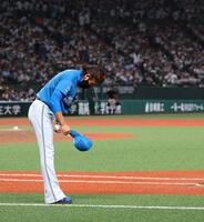 ライトスタンドの日本ハムファンに一礼する日本ハム・新庄剛志監督（撮影・中島達哉）