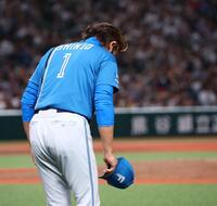 グラウンドに一礼する新庄監督（撮影・中島達哉）