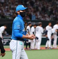 勝利球を手にスタンドのファンにあいさつに向かう新庄監督（撮影・中島達哉）
