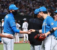 清宮幸（右）から勝利球を手渡される新庄監督（撮影・中島達哉）