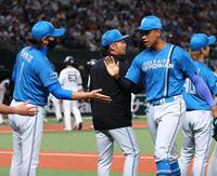 万波（右）らナインを迎える新庄監督（左）＝撮影・中島達哉