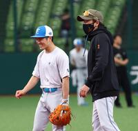 試合前、新庄監督（右）と談笑する奈良間（撮影・中島達哉）