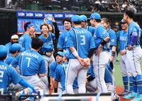 円陣で声出しをする日本ハム・奈良間大己（左）＝撮影・中島達哉