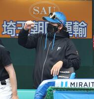２回、野村の先制適時打でガッツポーズの新庄監督（撮影・金田祐二）