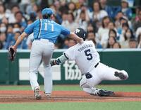 ３回、外崎をタッチアウトにする伊藤（撮影・金田祐二）