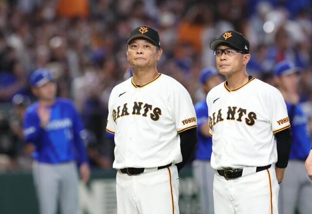 整列する橋上監督代行（撮影・佐々木彰尚）