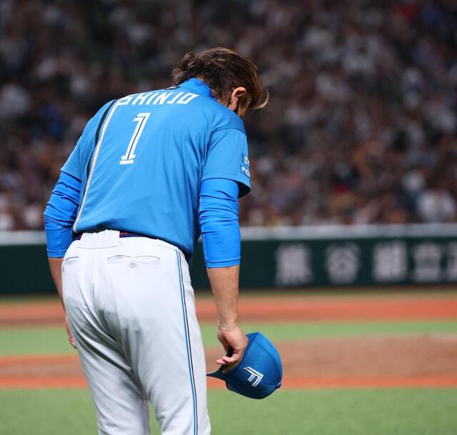 グラウンドに一礼する新庄監督（撮影・中島達哉）