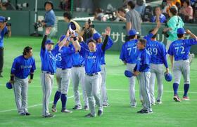 　ファンの歓声に応える牧（中央）らＤｅＮＡナイン