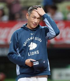 　敗戦に厳しい表情の西口監督（撮影・金田祐二）