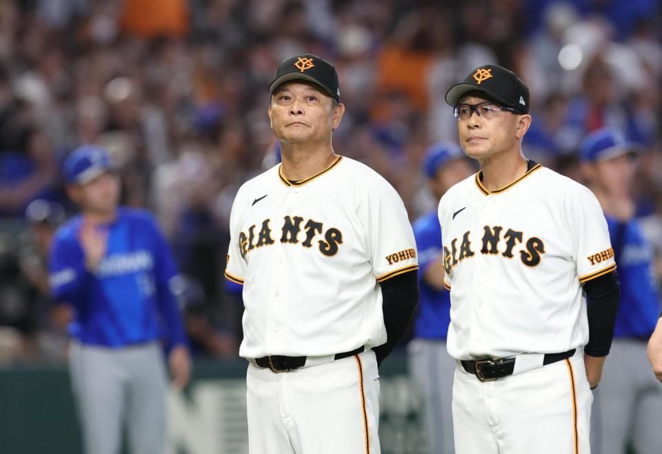 整列する橋上監督代行（撮影・佐々木彰尚）