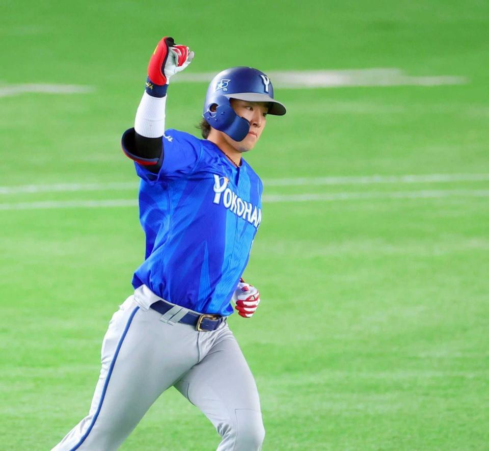 　１回、先頭打者弾を放ち、ガッツポーズをする度会（撮影・石井剣太郎）