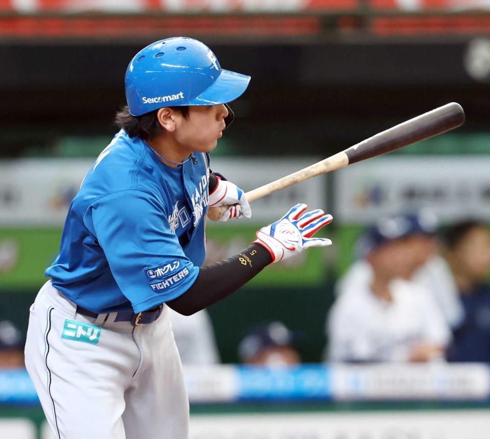 　５回、先制二塁打を放つ野村
