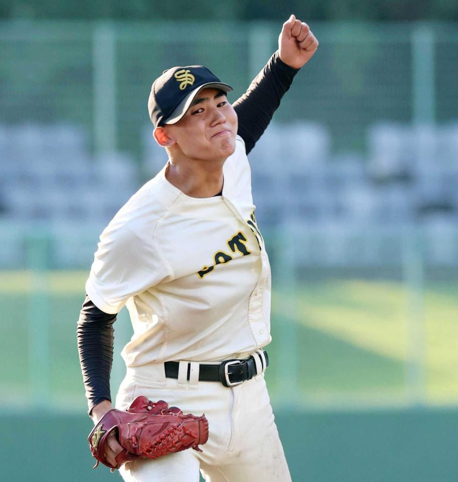 最後を締め、拳を握る西