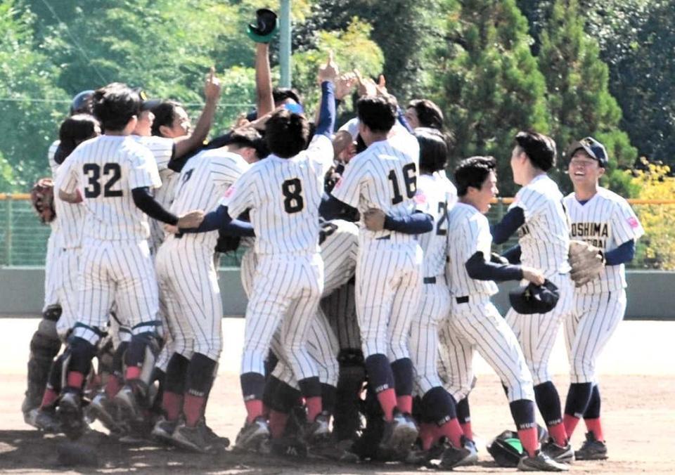 　５季ぶりの優勝を決め、喜び合う広経大ナイン（撮影・岩本隆）