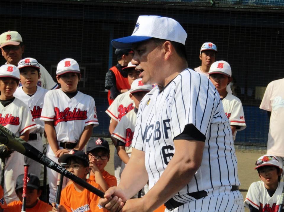 「ＪＡ全農ＷＣＢＦ少年野球教室」に参加し打撃指導をする「侍ジャパン」の井口監督