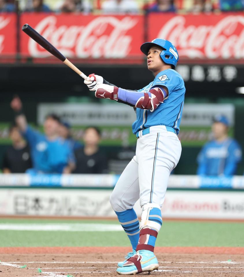 ４回、左越えソロを放つ万波（撮影・金田祐二）