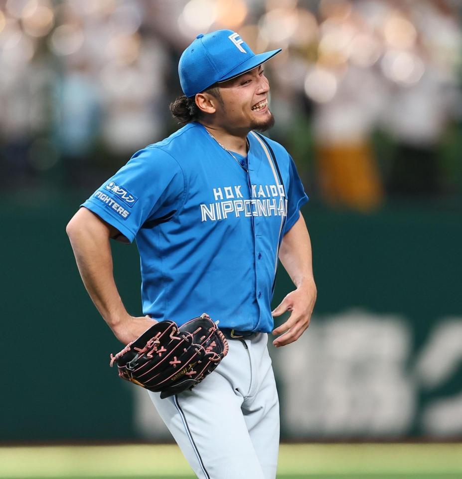 ５回、平沢の打球が直撃し、苦悶（くもん）の表情を浮かべる伊藤（撮影・中島達哉）