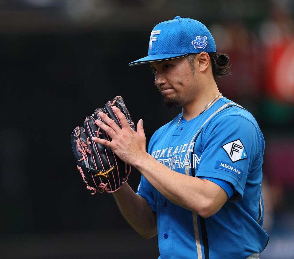 ２回、３者連続三振に仕留め、ベンチに戻る伊藤（撮影・中島達哉）