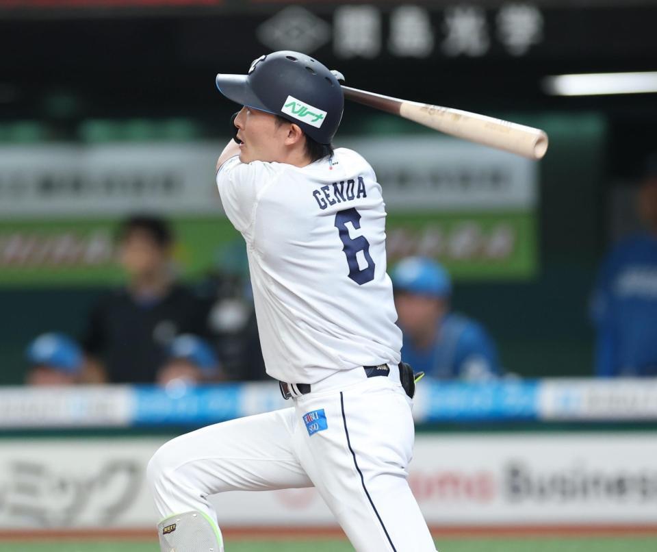 ５回、右犠飛を放つ源田（撮影・金田祐二）