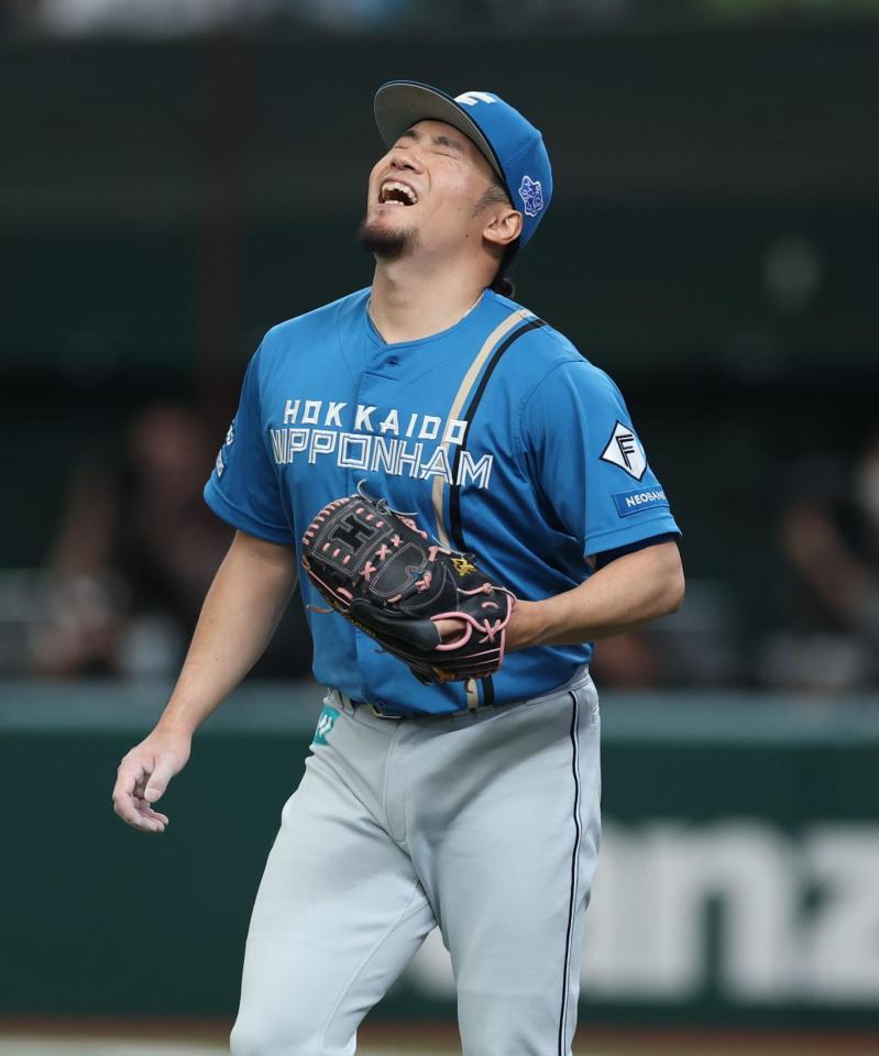 ５回、平沢の打球を受け痛がる伊藤（撮影・金田祐二）