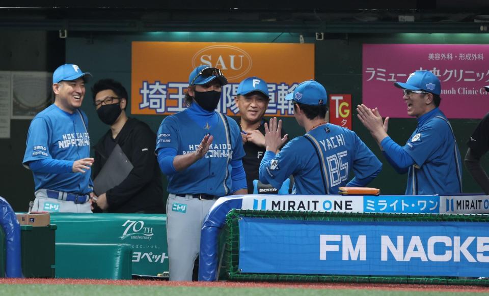 ＣＳファイナル進出を決め喜ぶ新庄監督（撮影・金田祐二）