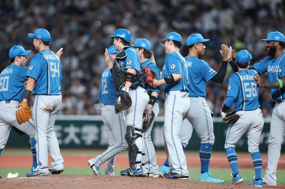ＣＳファイナル進出を決め喜ぶ日本ハムナイン（撮影・金田祐二）