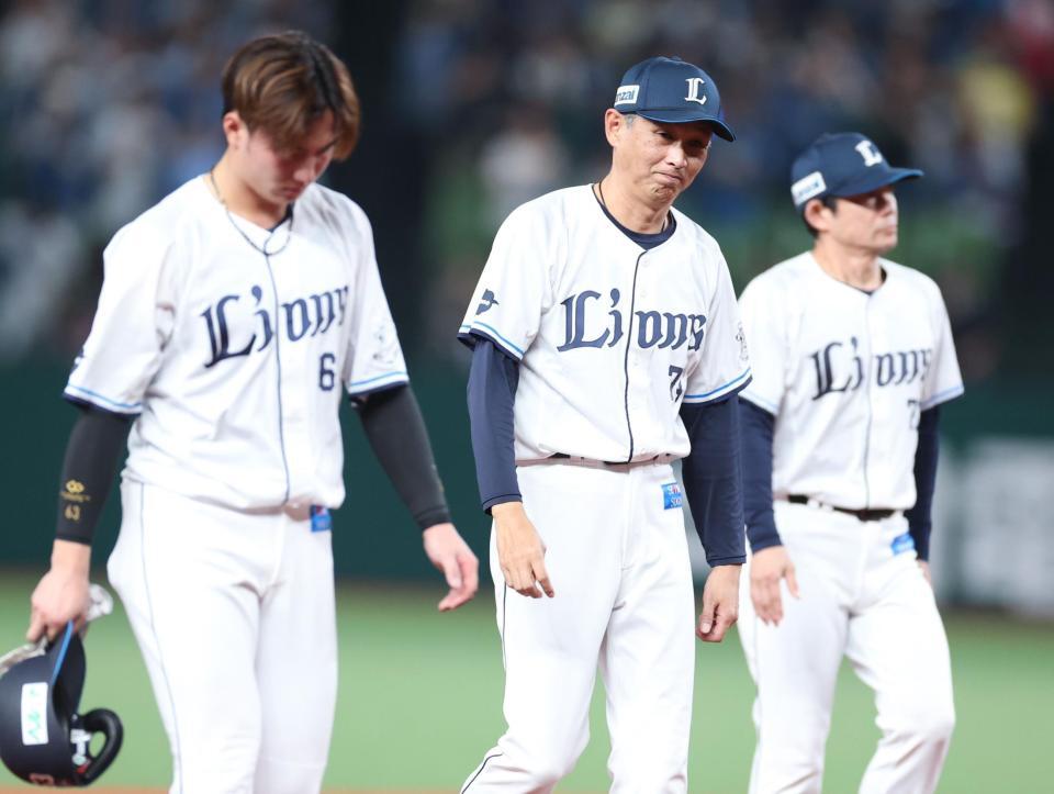 ＣＳファイナル進出ならず悔しそうにグラウンドを後にする西口監督（撮影・金田祐二）