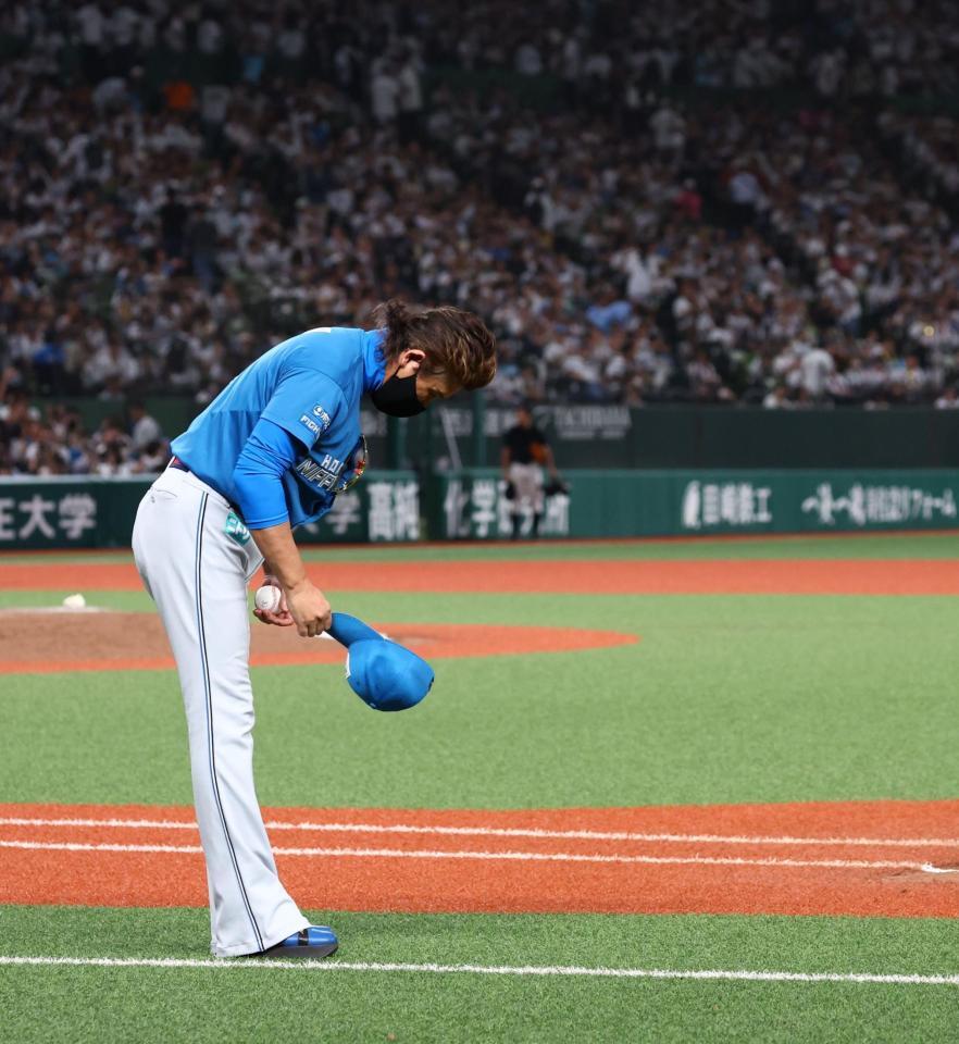ライトスタンドの日本ハムファンに一礼する日本ハム・新庄剛志監督（撮影・中島達哉）