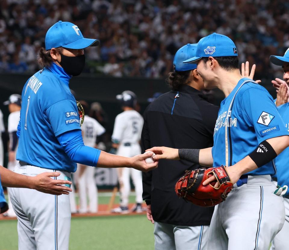 清宮幸（右）から勝利球を手渡される新庄監督（撮影・中島達哉）