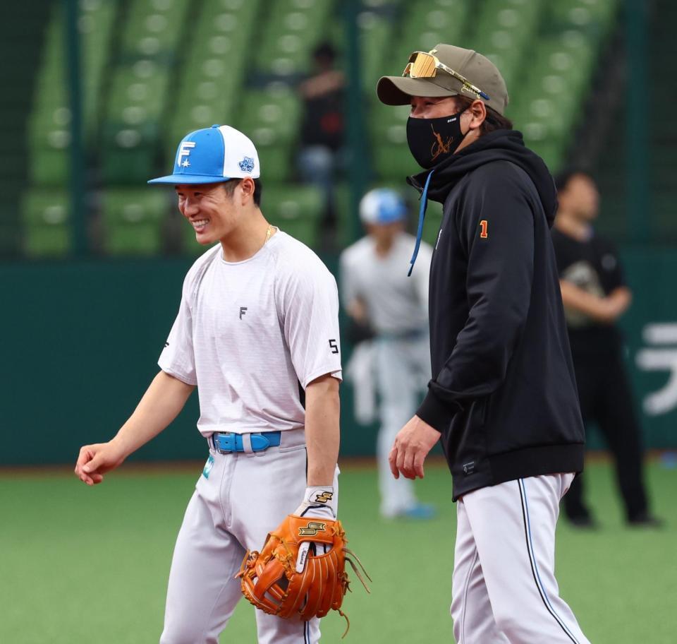 試合前、新庄監督（右）と談笑する奈良間（撮影・中島達哉）