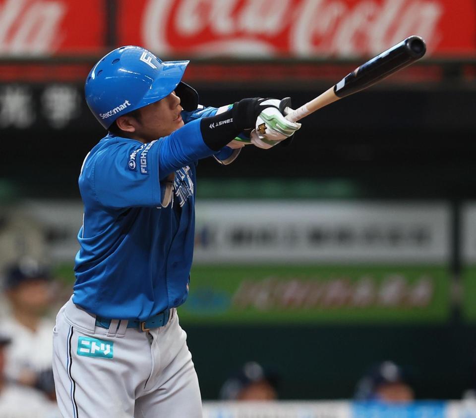 ５回、犠飛を放つ奈良間（撮影・中島達哉）