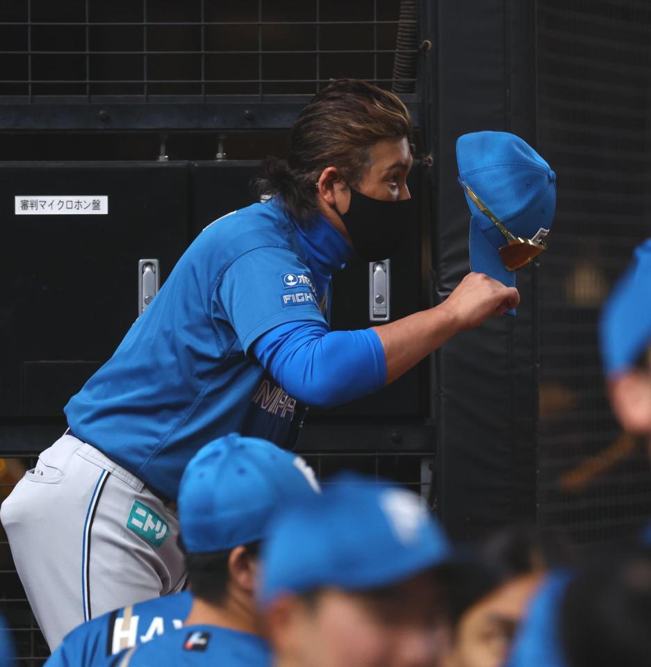 西口監督と西武ナインにあいさつする新庄監督（撮影・中島達哉）