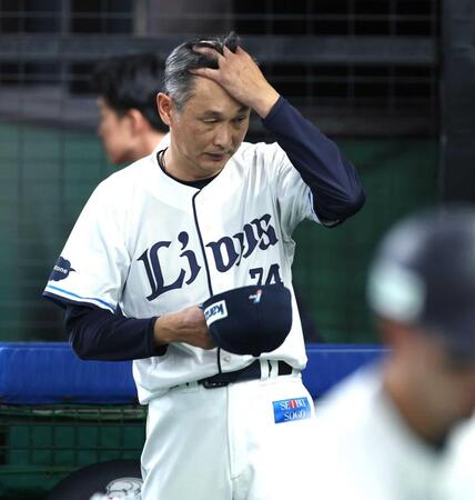 　ＣＳファイナル進出ならず悔しそうにグラウンドを後にする西口監督（撮影・金田祐二）