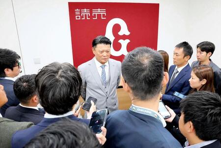 オーナー報告を行い、報道陣に対応した巨人・橋上監督代行